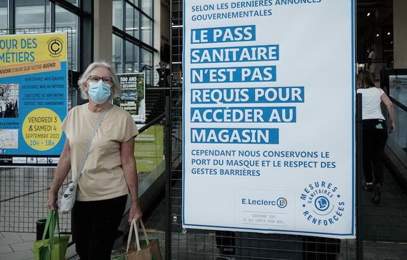 2021年8月9日，法國巴黎，法國正式開始擴大使用“健康通行證”，以應對當前的第四波新冠疫情。（圖源：互聯網）