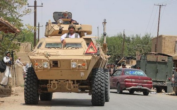 7月16日，阿富汗安全部隊人員在朱茲詹省參加針對塔利班的行動。 （圖源：新華社）