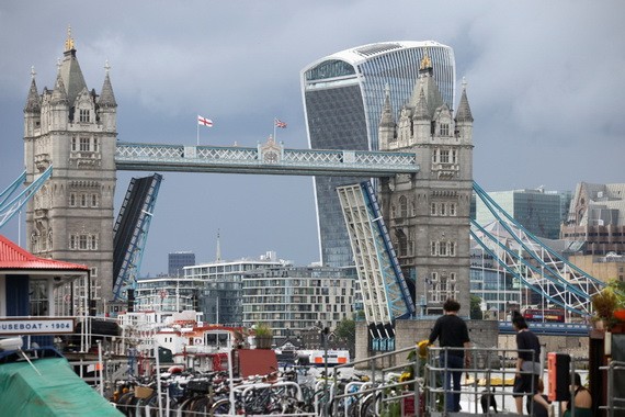 當地時間9日，英國倫敦地標建築倫敦塔橋因技術故障無法關閉，一直處於完全打開的狀態。（圖源：互聯網）