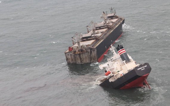 巴拿馬籍貨船在日本觸礁　船身斷兩截