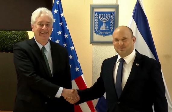 以色列總理貝內特（右）與美國中央情報局局長威廉‧伯恩斯。（圖源：ALJAZEERA ）