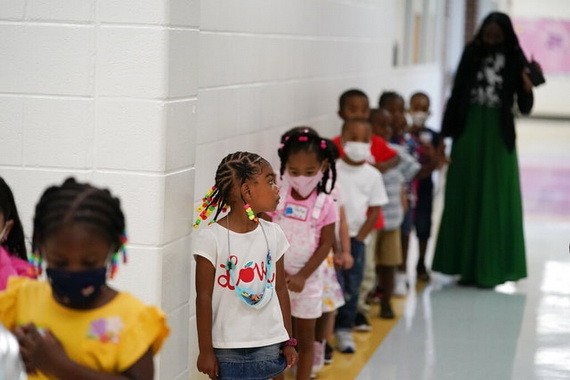 圖為8月4日美國城市麥克多諾的小學生在學校走廊排隊。（圖源：AP）