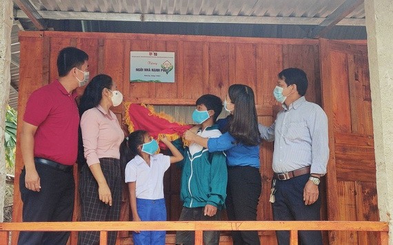 廣治省共青團向寓居達隆縣斜隆鄉的胡文黑和胡氏麗兩兄妹捐建“幸福之家”。