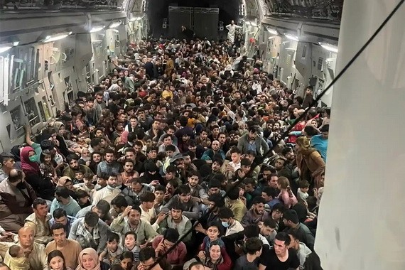 640名阿富汗人擠在美軍運輸機裏逃離喀布爾。（圖源：互聯網）
