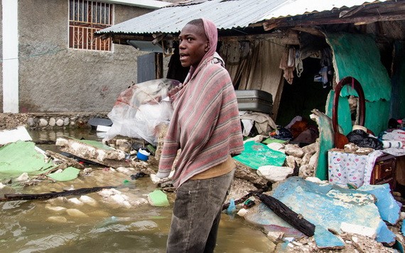 一名年輕人站在一排被海地7.2級地震摧毀的建築外。隨後熱帶低壓格蕾絲又帶來了風暴潮。（圖源：聯合國）