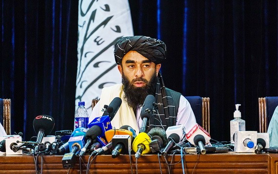 阿富汗塔利班發言人扎比烏拉‧穆賈希德在塔利班進入喀布爾後舉行首次記者會上講話。（圖源：互聯網）