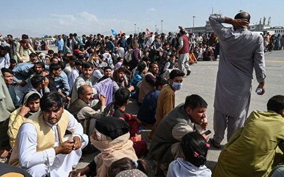2021年8月16日，大量阿富汗人在喀布爾機場等待逃離。 （圖源：AFP）
