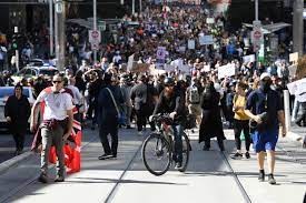 澳大利亞多地民眾舉行反“封城”遊行。（圖源：AP）