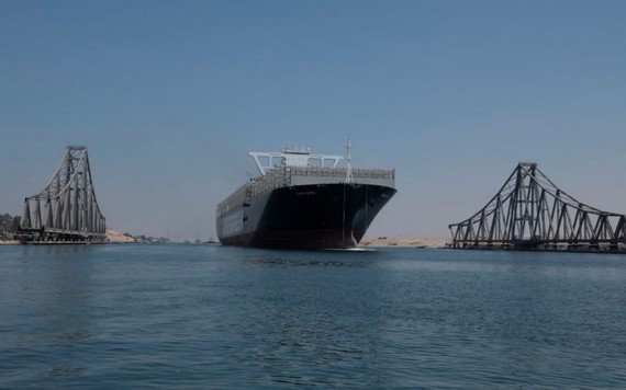 當地時間20日，“長賜”號集裝箱船再次安全通過了蘇伊士運河，這也是它上月離開埃及後首次通過蘇伊士運河。（圖源：互聯網）