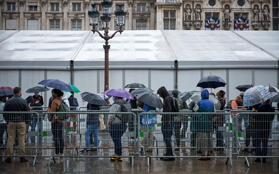 法國巴黎，人們在雨中排隊等待接種新冠疫苗。（圖源：互聯網）