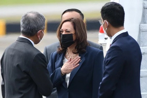美國副總統哈里斯（中）22日抵達新加坡訪問，新加坡外長維文（左）在機場接機。（圖源：AFP）