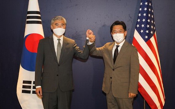 8月23日，在首爾廣場酒店，韓國外交部韓半島和平交涉本部長魯圭悳（右）和到訪的美國對朝特別代表星·金舉行會晤。 （圖源： 韓聯社）