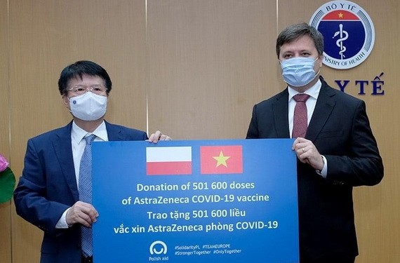 波蘭政府代表（右）象徵性向衛生部代表移交50萬1600劑阿斯利康新冠疫苗。（圖源：秋莊）