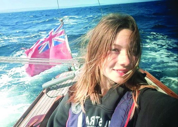 14 歲女子獨駕帆船繞英國