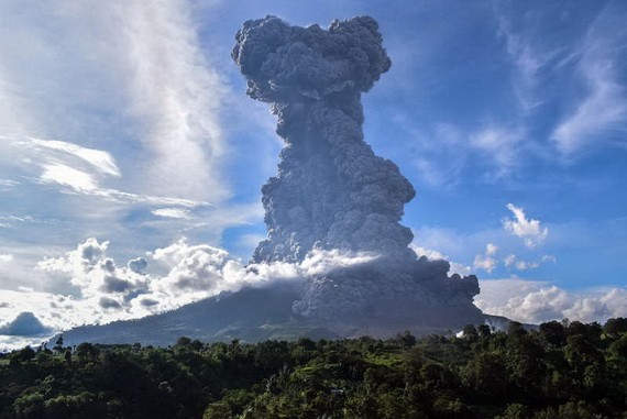 圖為2019年6月9日，在印度尼西亞北蘇門答臘省卡羅縣，錫納朋火山噴出大量火山灰。（圖源：新華社）
