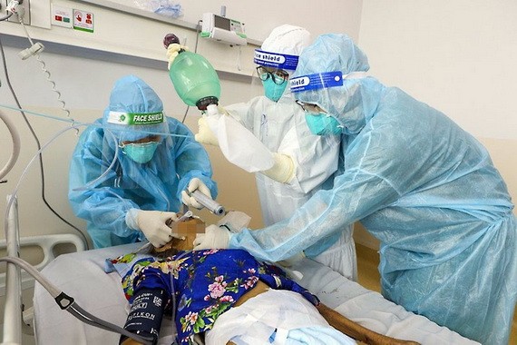 新冠患者在本市一家野戰醫院接受治療。