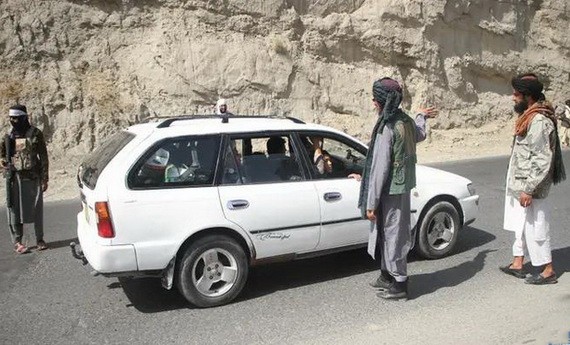 塔利班成員在阿富汗喀布爾的關卡檢查過往車輛。（圖源：新華社）