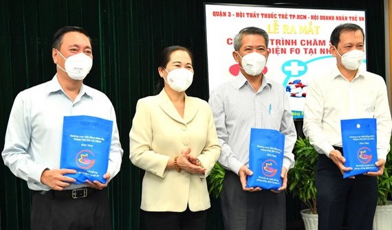 市人民議會主席阮氏麗向第三郡新冠肺炎疫情防控指委會贈送藥袋。（圖源：越勇）