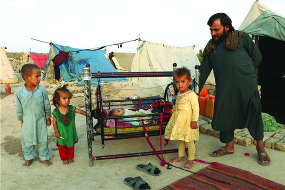 在阿富汗馬扎里沙里夫一處臨時營地的難民。（圖源：新華社）