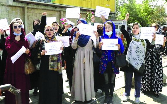 多名阿富汗婦女走上街頭舉行遊行示威活動，要求在塔利班統治下獲得更多權利。（圖源：AP）