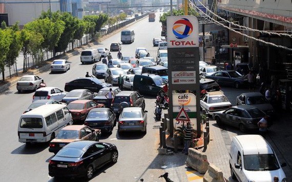 8月21日，車輛在黎巴嫩貝魯特港附近的加油站排隊加油。 （圖源：新華社）