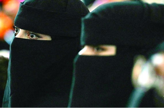 大學女生上課須戴只露兩眼面紗。（圖源: 互聯網）