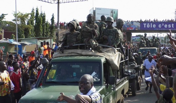 幾內亞發生政變後，有反對派支持者上街慶祝歡迎軍隊。（圖源: 路透社）