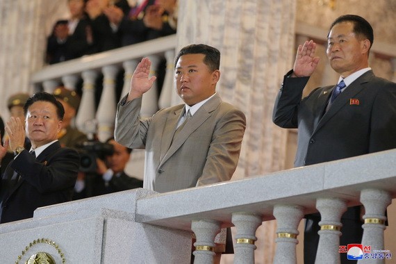 朝鮮最高領導人金正恩（中）罕見穿上一套灰色西裝出席閱兵式。（圖源：朝中社）