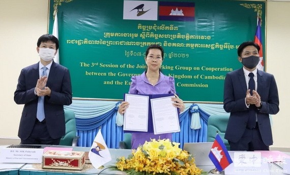 柬埔寨商業部國務秘書鄧烈貢隆（中）代表簽署會議紀要。 （圖源：柬埔寨商業部）