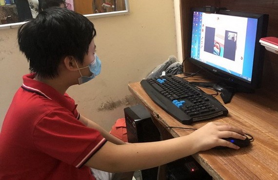獲贈二手台式電腦的一名學生居家線上學習。