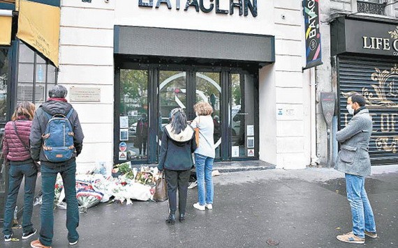 圖為2020年11月13日巴黎恐怖襲擊五週年，民眾在恐襲事發地之一巴黎巴塔克蘭劇院悼念。（圖源：Getty Images）