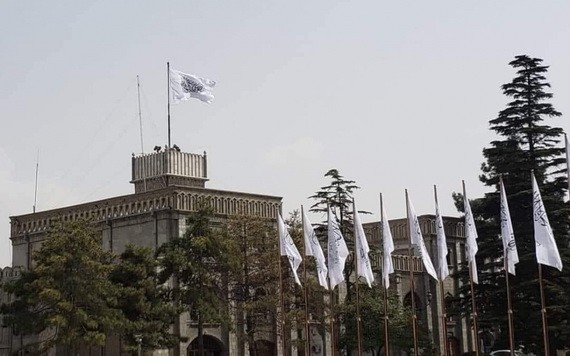 當地時間9月11日，在宣佈組建臨時政府數日後，阿富汗塔利班在首都喀布爾的總統府升起了自己的旗幟，當天正值美國“九一一”恐襲事件20週年紀念日。（圖源: 互聯網）