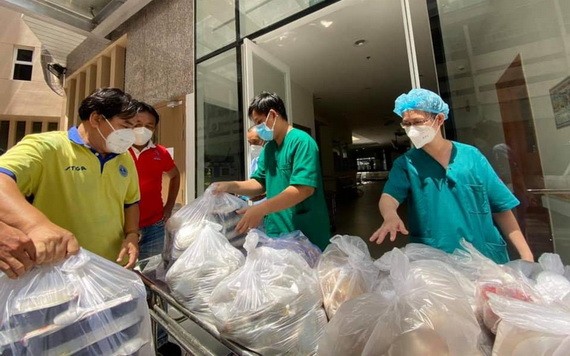 “越南加油！”送飯車隊把膳食送到安平醫院。