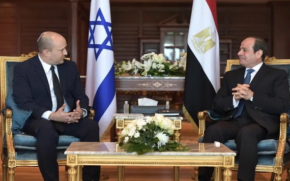 埃及總統阿卜杜勒-法塔赫‧塞西（右）當地時間13日在紅海海濱城市沙姆沙伊赫會晤來訪的以色列總理納夫塔利‧貝內特。（圖源：GPO）