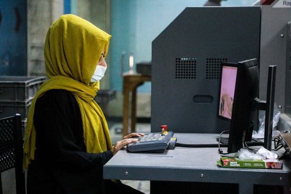 一名阿富汗女性在操作電腦。（圖源：互聯網）