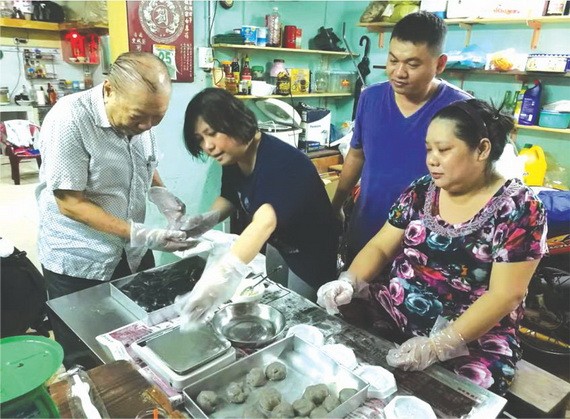 劉植仁和其家人親自製作潮州糕餅。