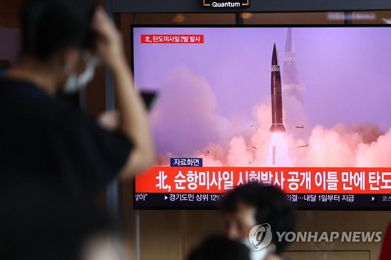 9月15日，在首爾火車站，民眾正在收看電視新聞節目，了解有關朝鮮試射彈道導彈的消息。 （圖源： 韓聯社）