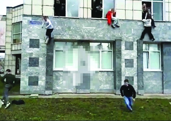 學生聽到槍聲後從窗戶跳下。（圖源：互聯網）