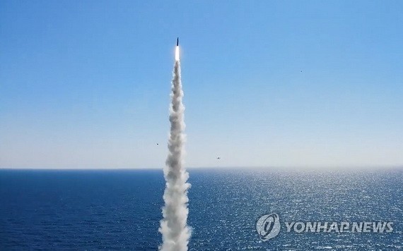 9月17日，韓國海軍公開從“島山安昌浩”號潛艇上成功試射自主研製的潛射彈道導彈（SLBM）的照片。 （圖源：韓聯社）