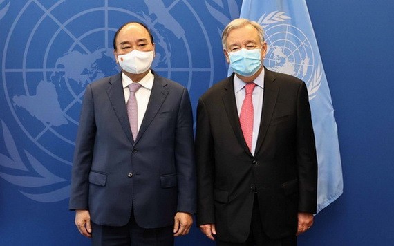 國家主席阮春福（左）與聯合國秘書長安東尼奧‧古特雷斯會面。（圖源：越通社）