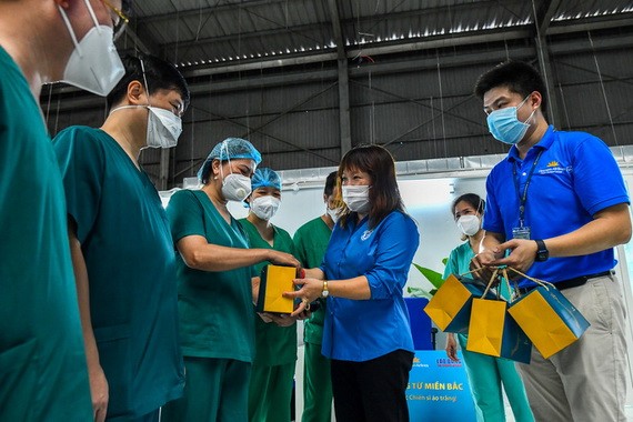 越南醫療工會代表向抗疫一線醫護人員贈送月餅傳遞團圓愛心。（圖源：楊玉）