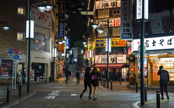 疫情之下的日本東京街頭行人稀少。（圖源：新華社）
