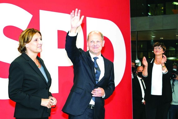 德國社民黨總理候選人朔爾茨（左二）向支持者揮手致意。（圖源：互聯網）