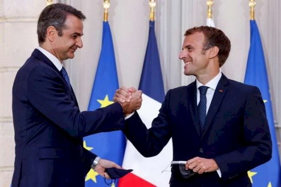 當地時間9月28日，在巴黎愛麗舍宮簽署新的國防協議後，希臘總理基里亞科斯·米佐塔基斯（左）和法國總統埃馬紐埃爾·馬克龍握手。（圖源：Getty Images）