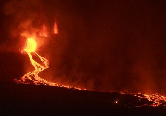 拉帕爾馬島火山噴發產生的熔岩流。（圖源：互聯網）