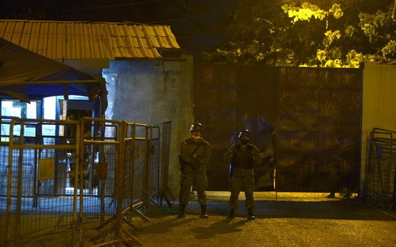 9月29日，厄瓜多爾警方人員在瓜亞基爾發生暴亂的監獄外站崗。 （圖源：新華社）