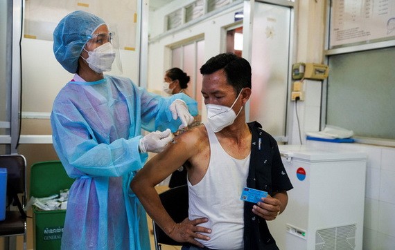 一名金邊市民接受新冠疫苗注射。（圖源：路透社）