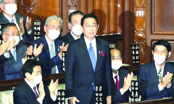 日本國會眾議院舉行的首相指名選舉中，自民黨新總裁岸田文雄（中）起身致謝。（圖源：）