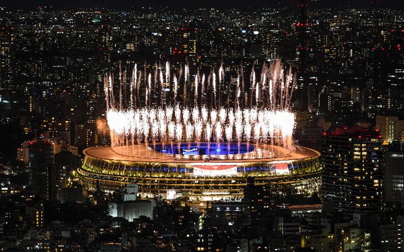 8月8日，東京奧運會閉幕式上燃放的煙花。 （圖源: 新華社）