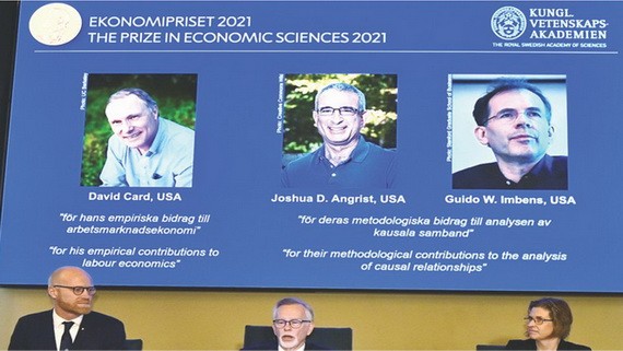 美國經濟學家大衛‧卡德與安格里斯特和圭多‧伊本斯（從左到右）。（圖源：互聯網）